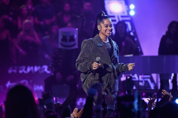 Ella Mai Defies Gravity With BB Hairs & “High Altitude Looks” At Billboard Awards