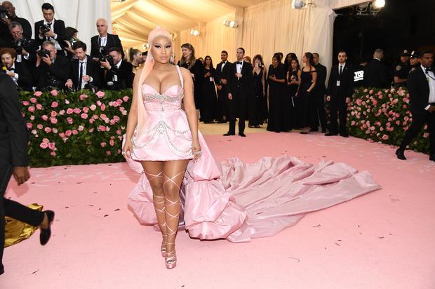 Nicki Minaj Raps “Barbiana” Lyric With Fan While Making Her Way To Met Gala