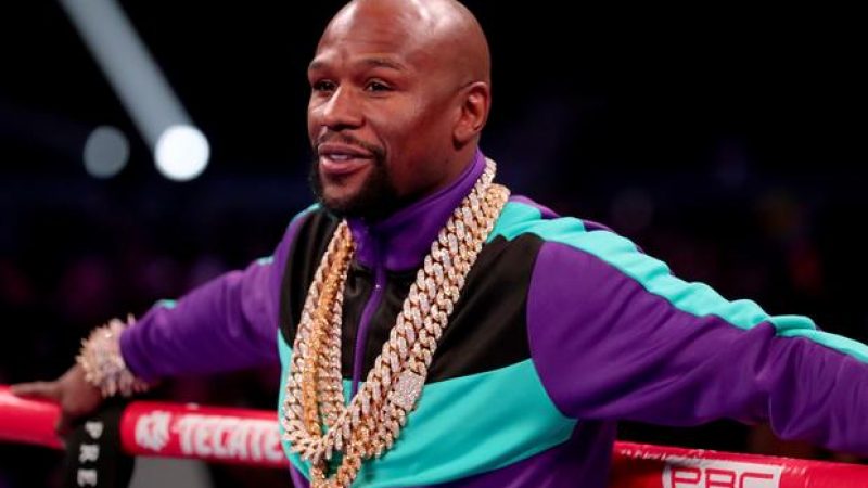 Floyd Mayweather Flaunts An Absurd Amount Of Money On The 4th Of July