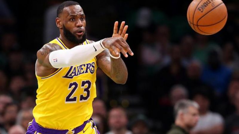 Lakers’ Frank Vogel: “No Imminent Plan” To Start LeBron James At PG