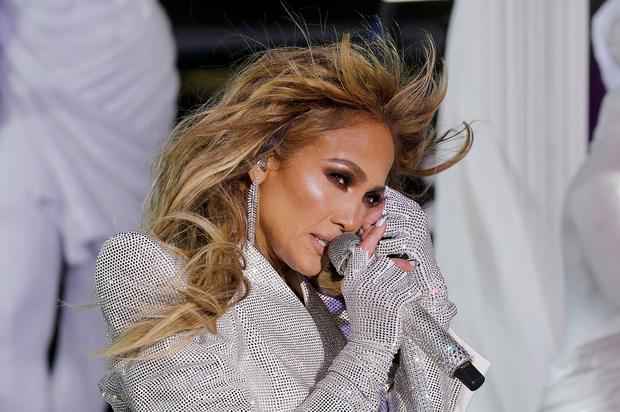 Jennifer Lopez Laughs Off Fan Who Says She Uses Botox: “That’s Just My Face!”